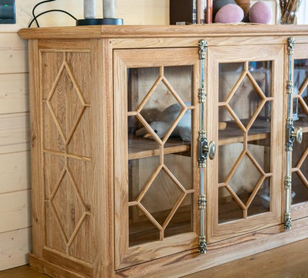 дубовый комод с кремонами