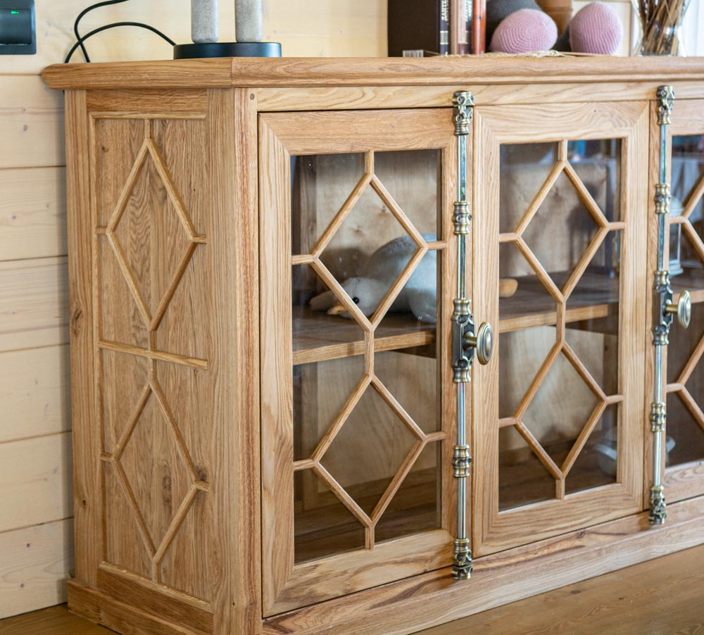 дубовый комод с кремонами