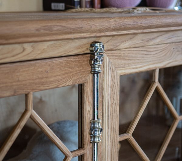 дубовый комод с кремонами
