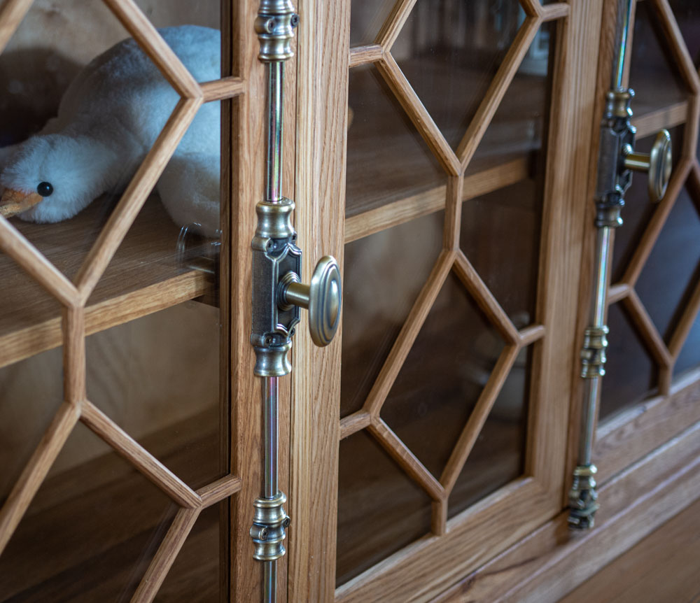 дубовый комод с кремонами