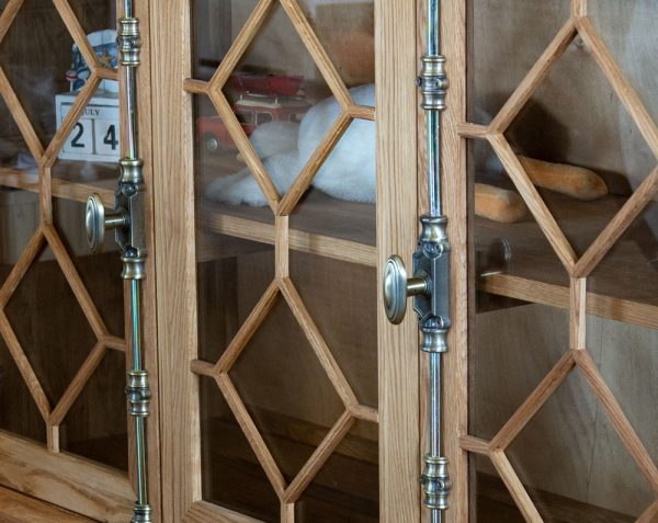 дубовый комод с кремонами