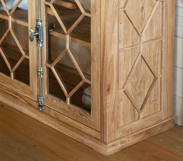 дубовый комод с кремонами