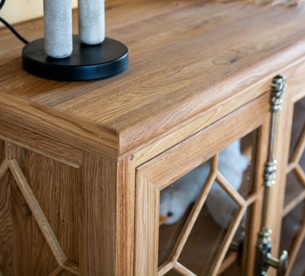 дубовый комод с кремонами