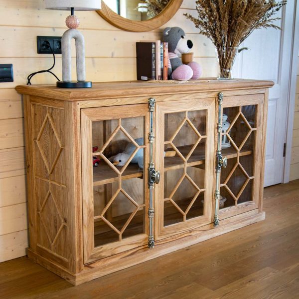 дубовый комод с кремонами