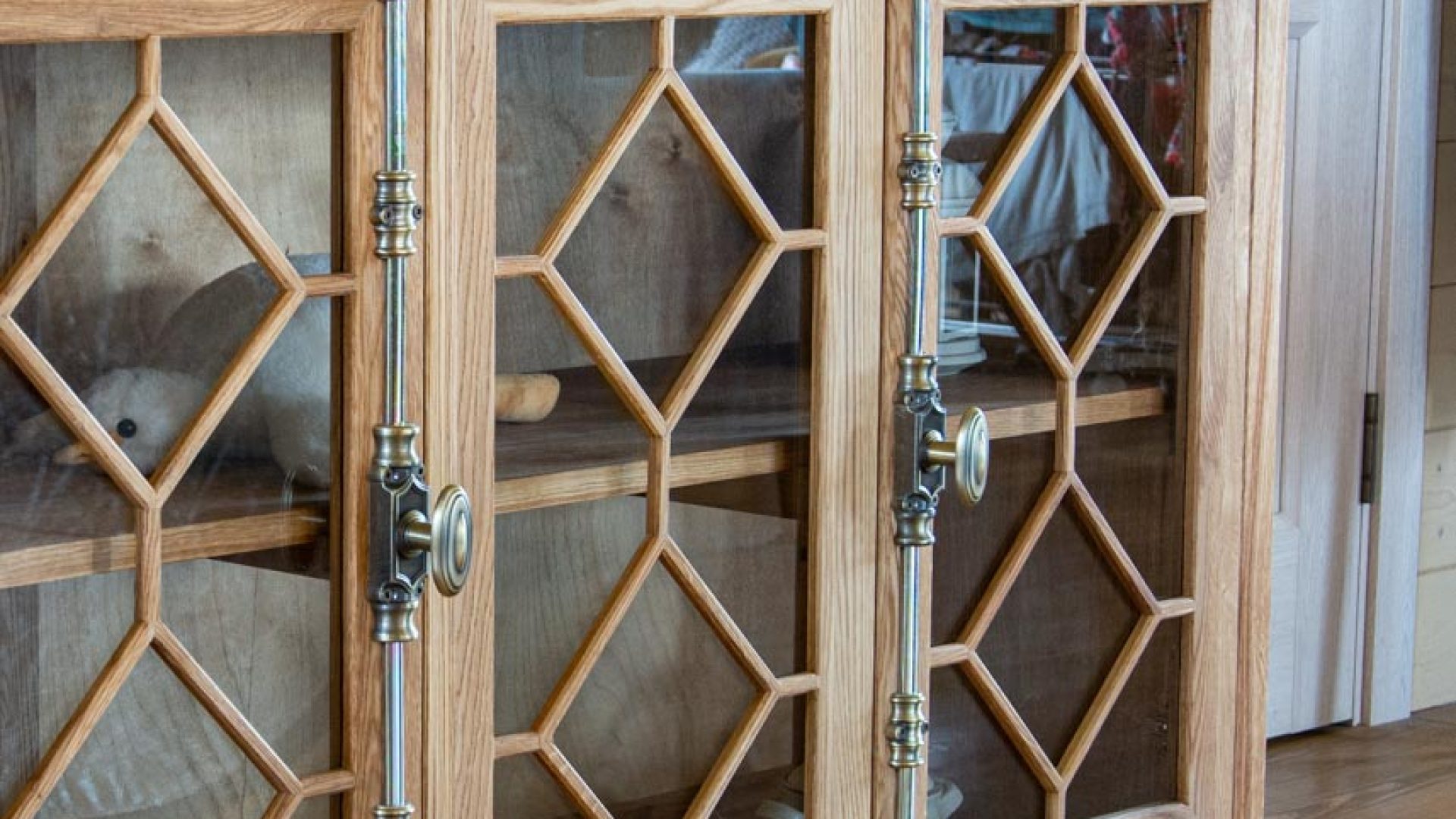 дубовый комод с кремонами