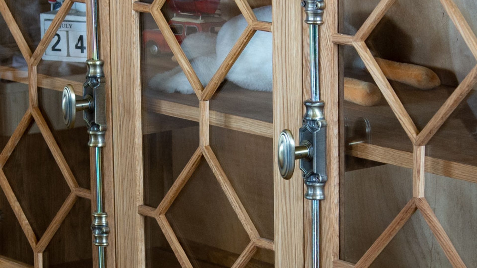 дубовый комод с кремонами